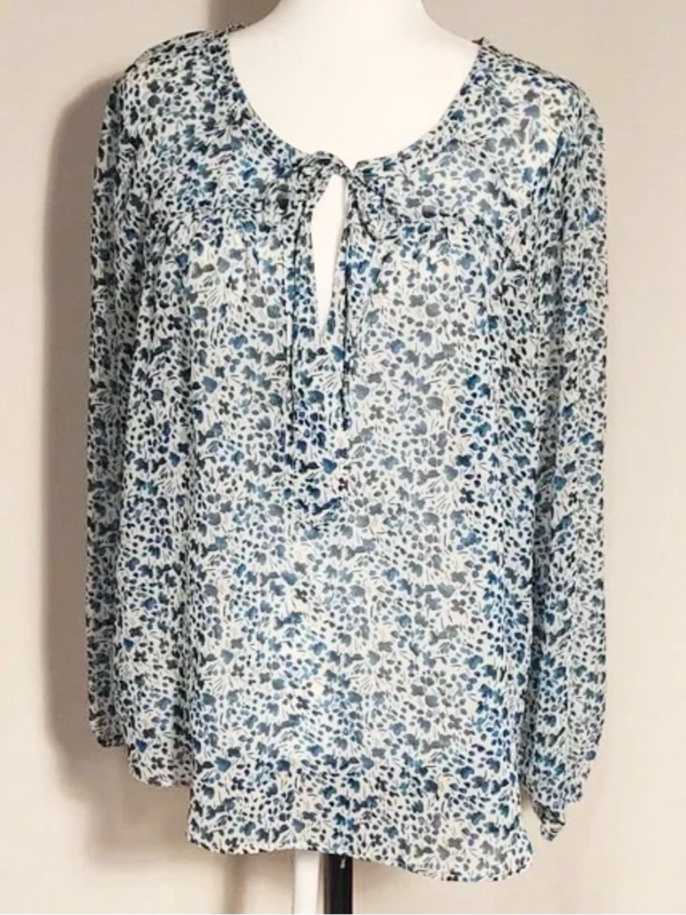 Daisy Fuentes Blue Print Bib Collar Blouse Size Medium PTP 21” EUC
